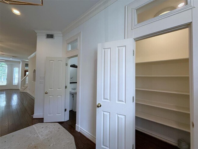 Building Photo - 118 Detering St