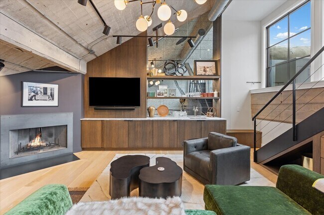 Building Photo - 850 W Adams St