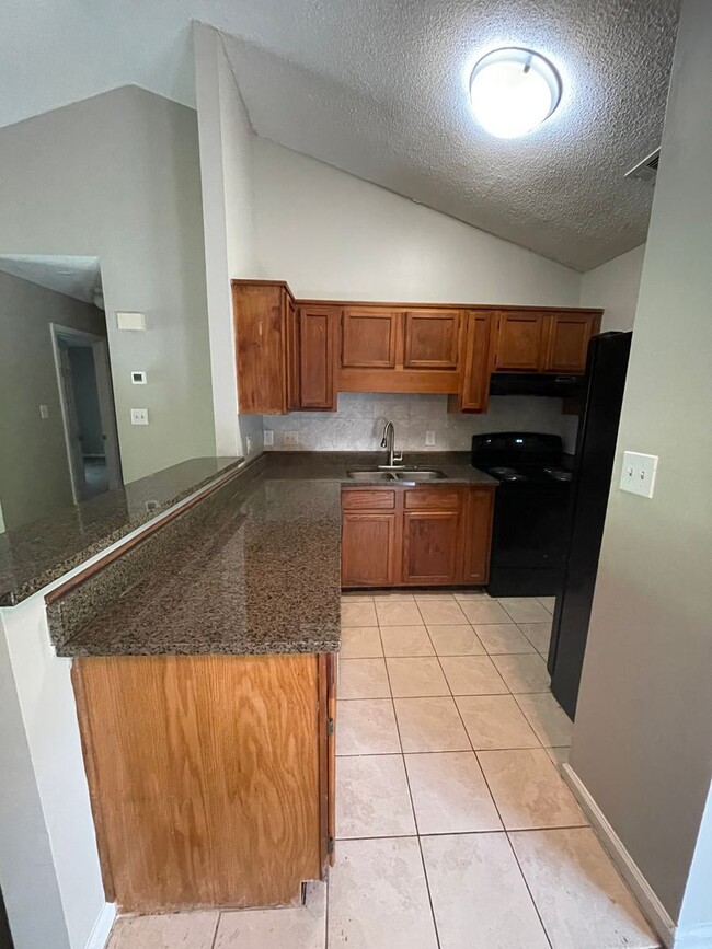 Building Photo - This Adorable 2 bedroom 2 bath duplex is l...