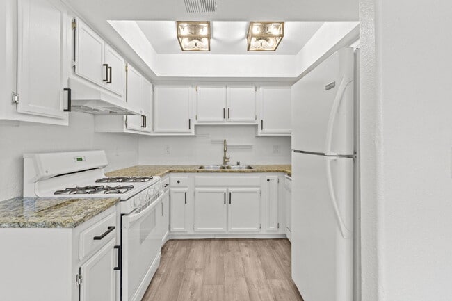 Building Photo - "Charming 3-Bedroom Townhouse Oasis with 2 Full Baths in Las Vegas – 1220 Sq Ft of Comfortable Li...