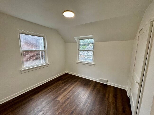 Building Photo - Adorable 2 Bed 1 Bath Home in Brookline W/dedicated office/library space!