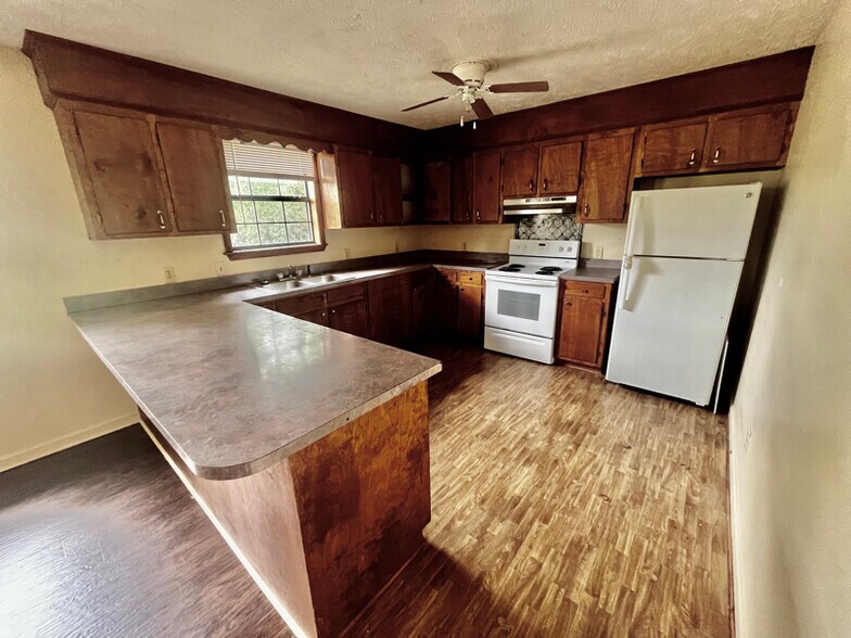 Building Photo - 576 Halbert Heights Rd