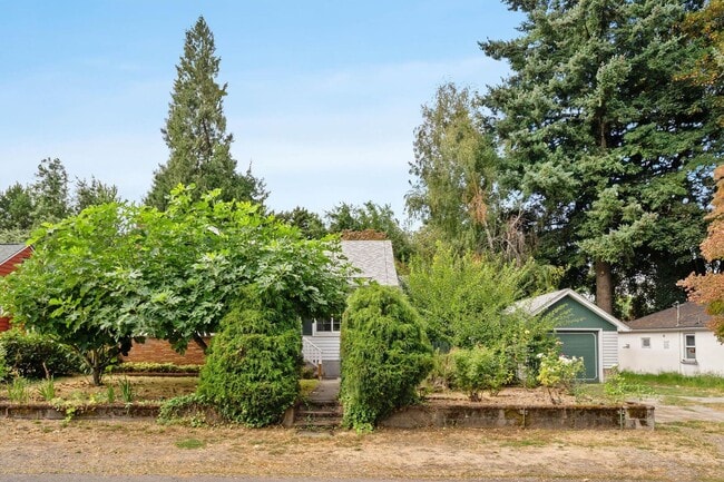 Building Photo - Amazing vintage 2-bdrm/2-bath Cully home—Giant garden, detached art studio, great location