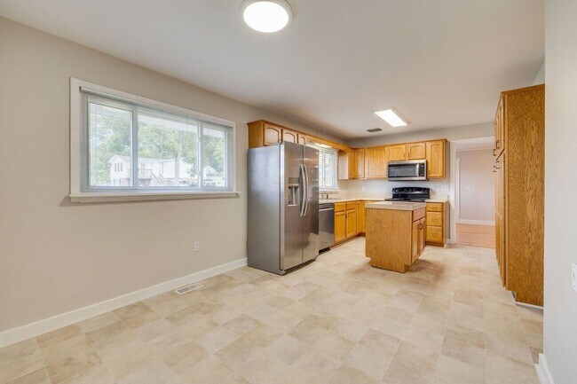 Building Photo - Beautifully updated 3 BR 1 BA home with ex...
