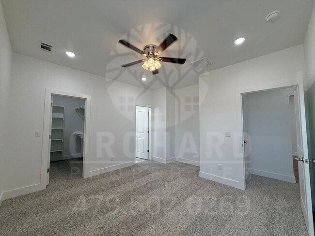 Building Photo - 2000 E Brookview Dr