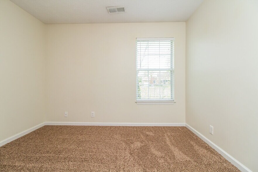 Building Photo - 2813 Louise Russell Dr