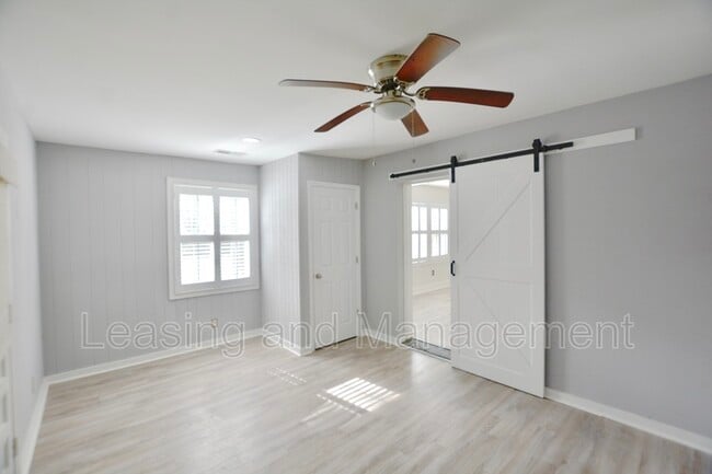 Building Photo - 2 Rosedale Dr