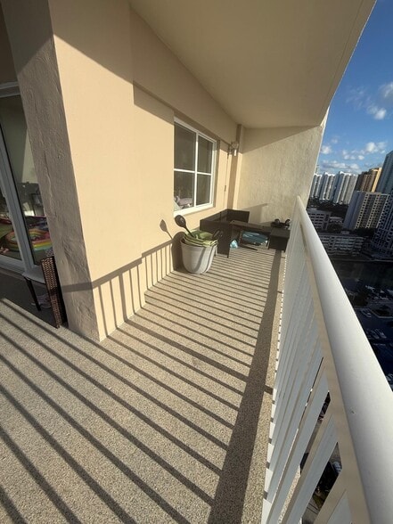 Building Photo - 300 Bayview Dr