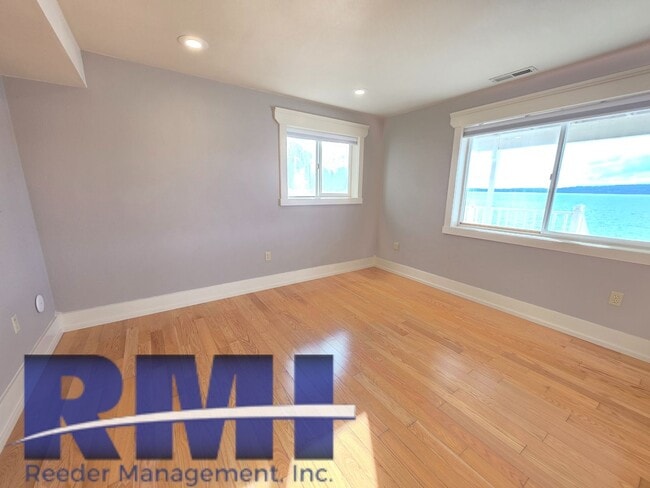 Building Photo - Waterfront Oasis!!!!