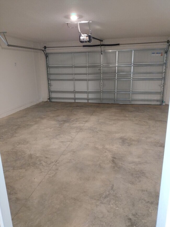 Building Photo - Beautiful 4 bedroom 2.5 Bathroom House For...