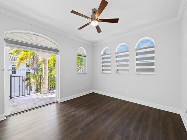 Building Photo - 827 SE 2nd Ct