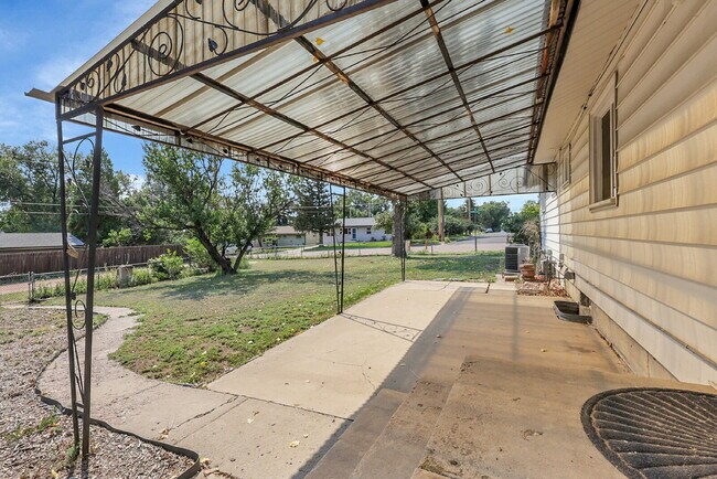 Building Photo - $1,900.00, 3-bed, 2 bath, located in Color...