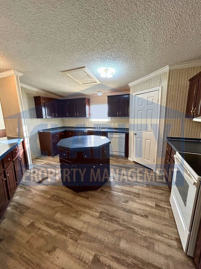 Building Photo - Three bedroom, single level home in Old Fo...