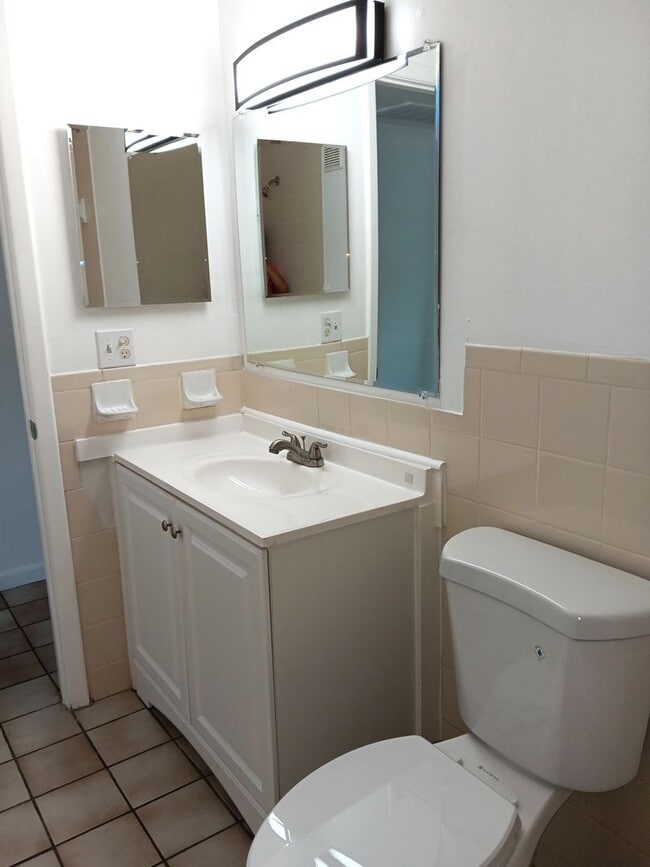 Building Photo - Nice, renovated one-bedroom near 4th St co...
