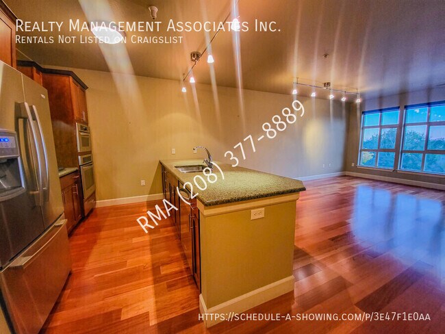 Building Photo - 406 S 13th St