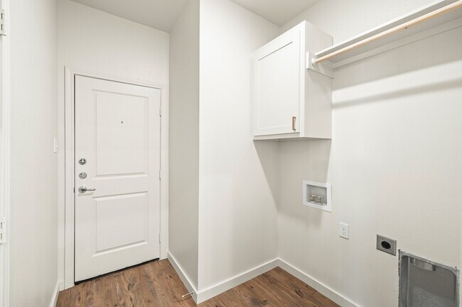 Building Photo - Like new townhome in Frenship East!