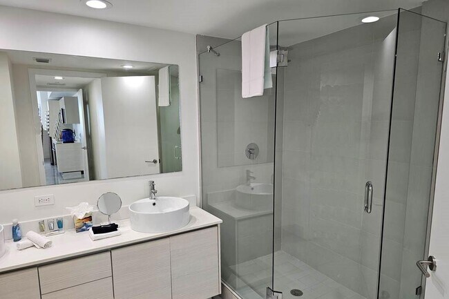 Building Photo - 2602 E Hallandale Beach Blvd