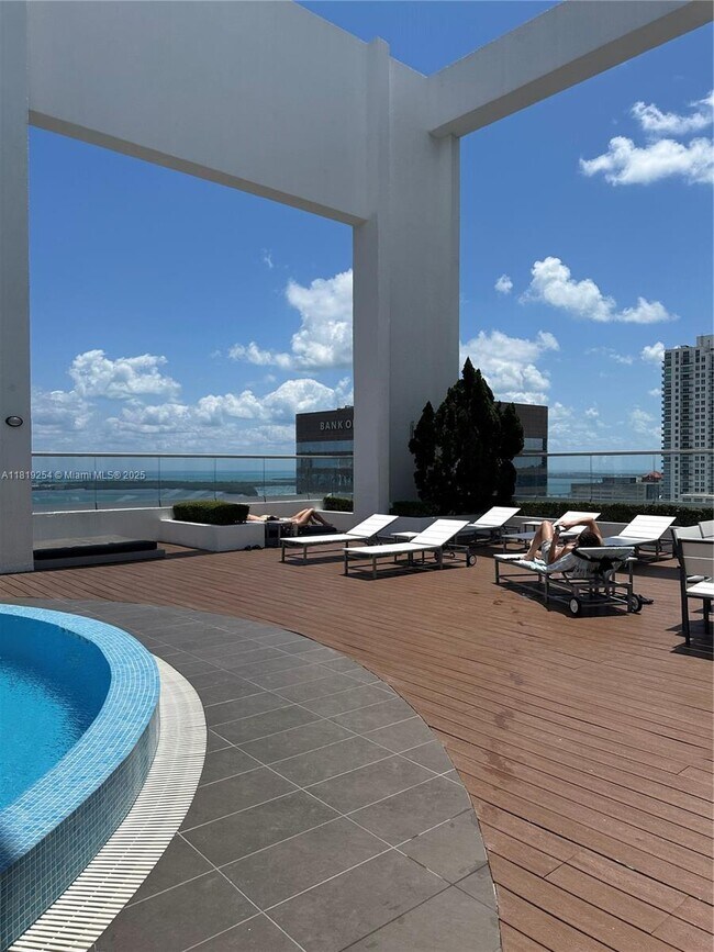 Building Photo - 500 Brickell Ave