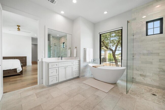 Building Photo - 703 Serene Estates Dr