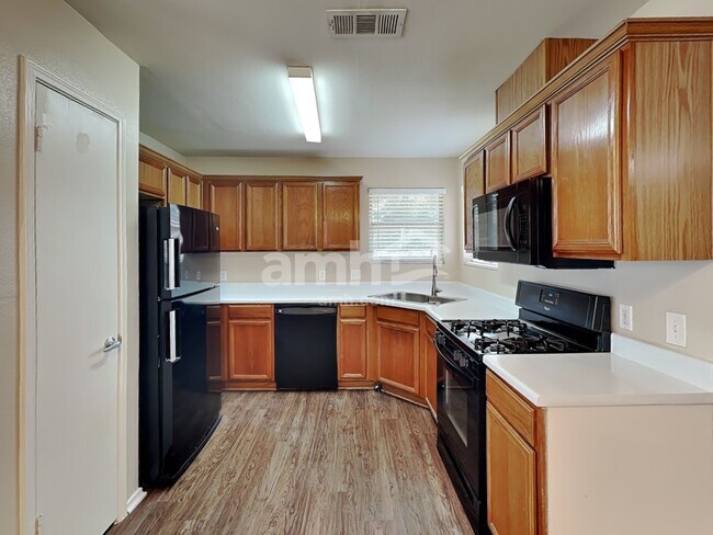 Building Photo - 102 Quail Cir