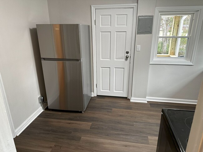 Building Photo - 2 Bedroom Home with Spacious Backyard and Modern Upgrades