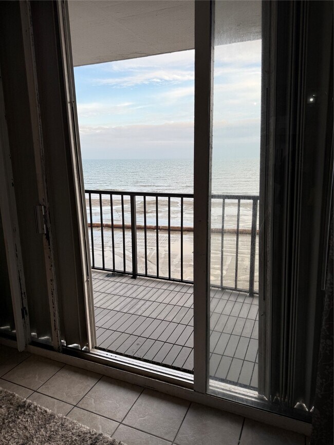 Building Photo - 11949 Termini-San Luis Pass Rd