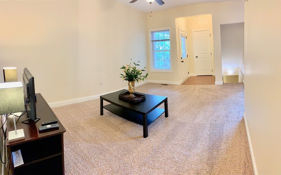 Building Photo - 404 Treyson Ln