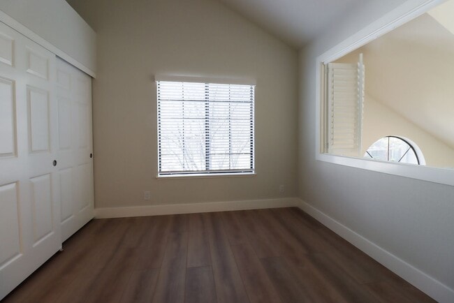Building Photo - FULLY RENOVATED 3 BEDROOM, 2 BATHROOM TOWN...