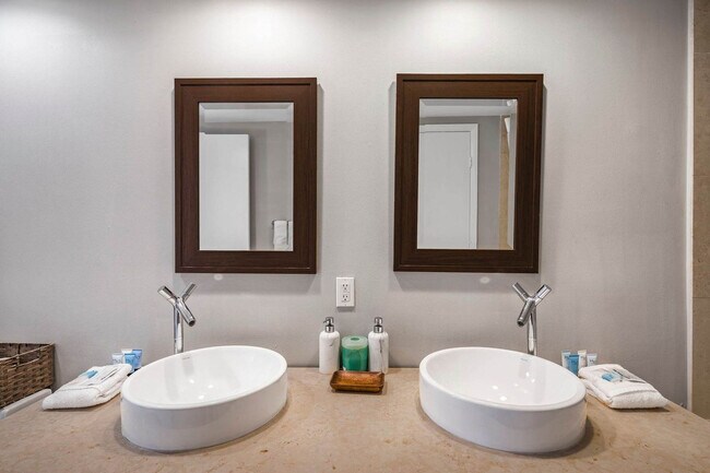 Building Photo - 485 Brickell Ave