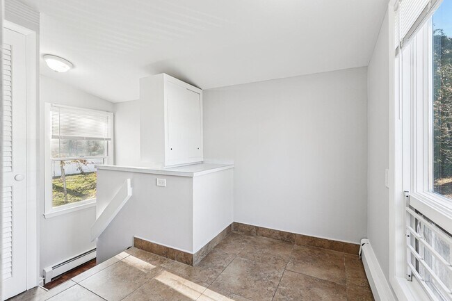 Building Photo - 145 Pleasant Valley Way