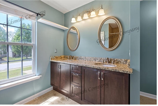 Building Photo - "3-Bedroom Retreat with Beautiful Hardwood...