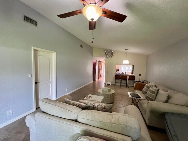 Building Photo - 4075 Palm Forest Dr N
