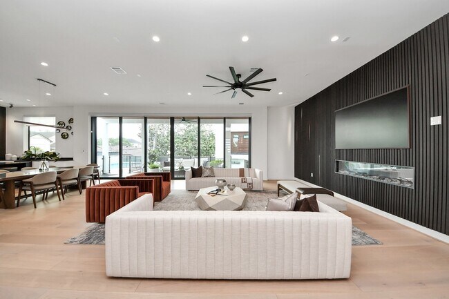 Building Photo - 5327 S Braeswood Blvd