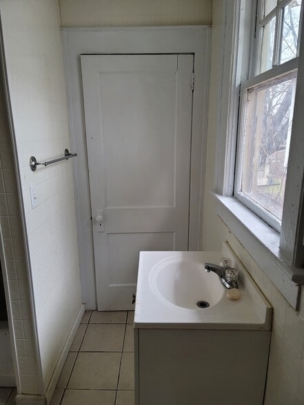 Bathroom - 522 Oak Pl