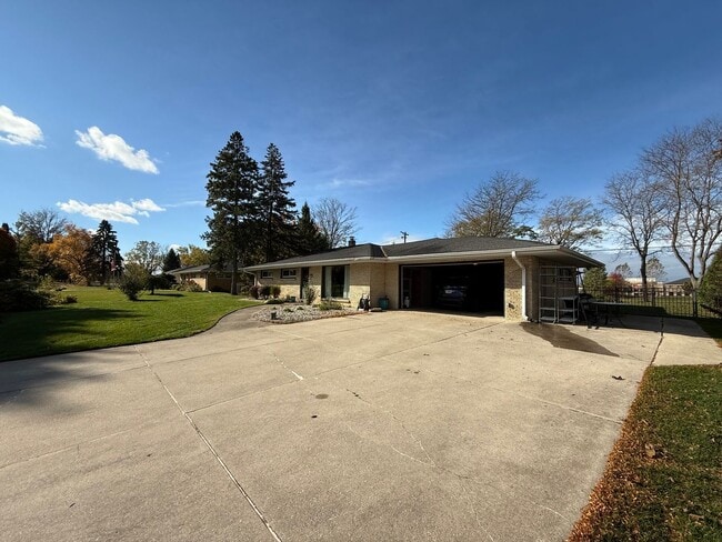 Building Photo - Charming Single Family Home in Brookfield - FIRST MONTH RENT HALF OFF!