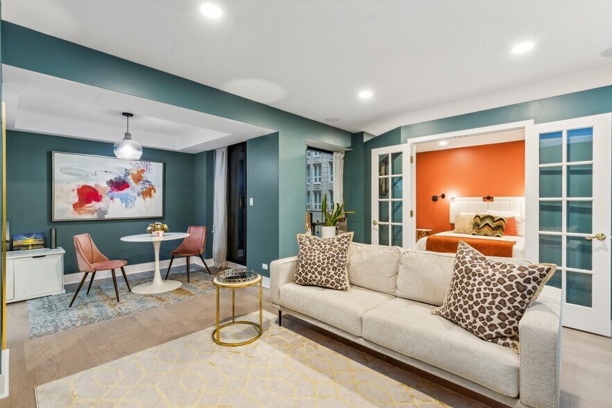 Building Photo - 40 E Delaware Pl