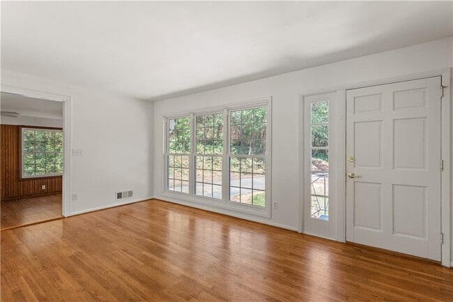 Building Photo - 2866 Highland Dr SE