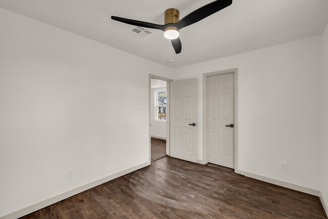 Building Photo - 1017 W Newton St