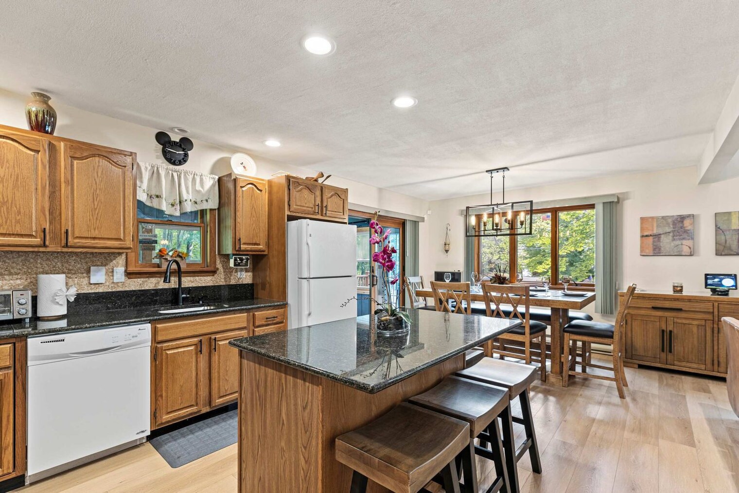 Building Photo - 2174 Lakeview Dr E