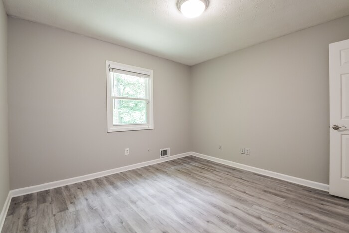 Building Photo - 310 Victoria Dr