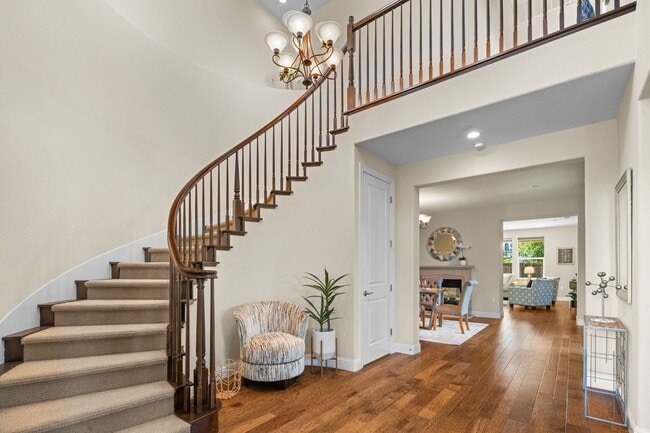 Building Photo - HILLTOP CORNER HOME WITH GORGEOUS VIEWS