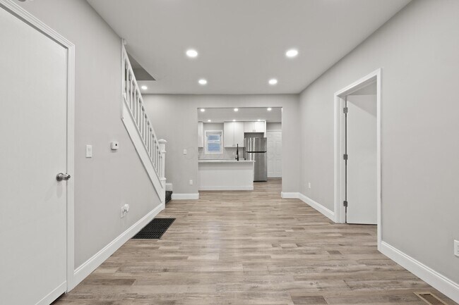 Building Photo - 1736 Bruck St