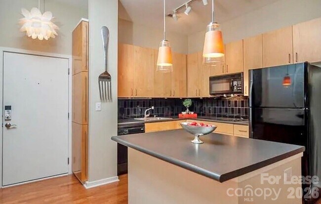 Building Photo - 2125 Southend Dr