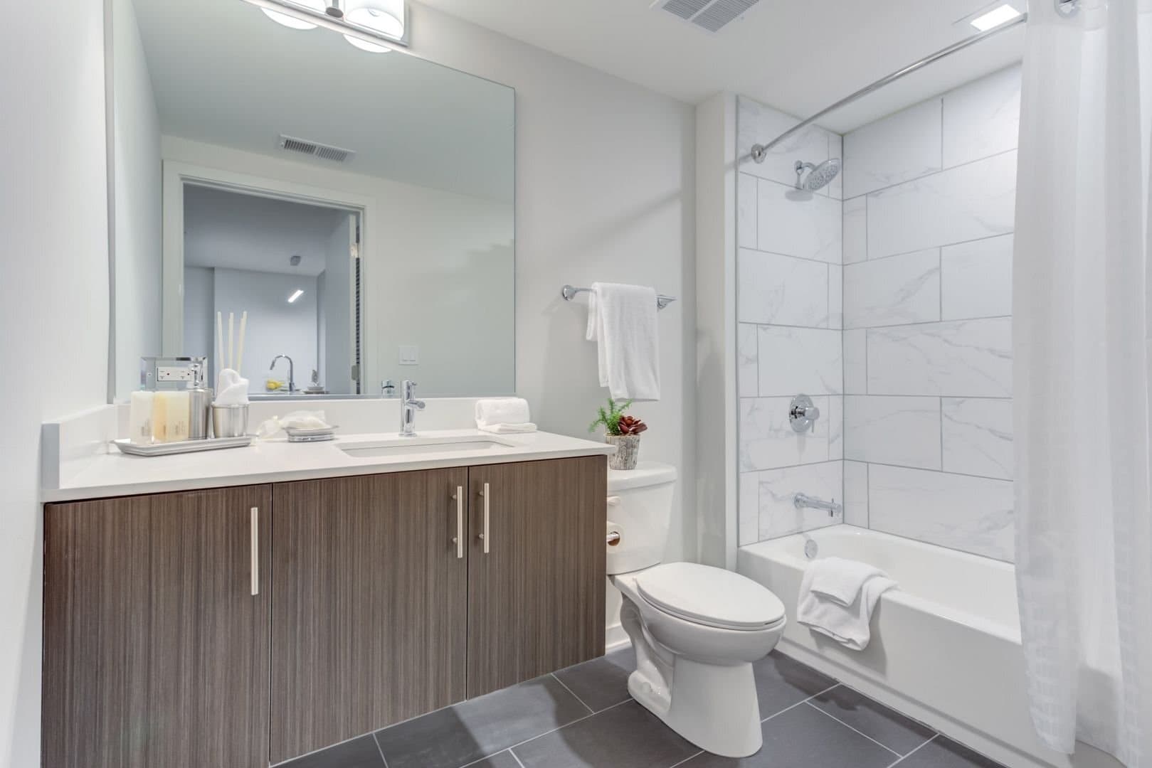 Building Photo - 1323 N Wells St