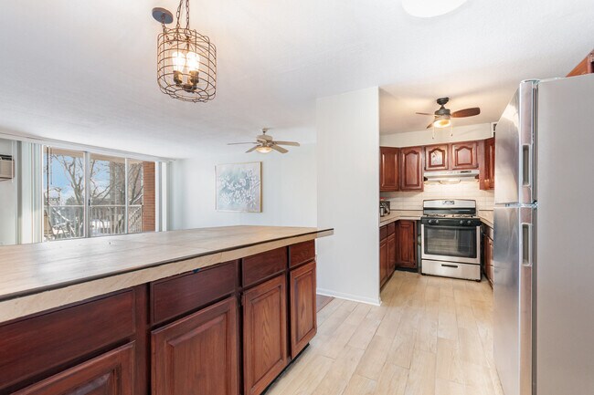 Building Photo - 2201 S Highland Ave