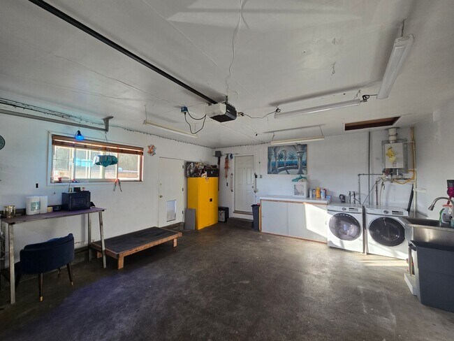 Building Photo - Stunning 4BR/2BA Fortuna home in quiet nei...