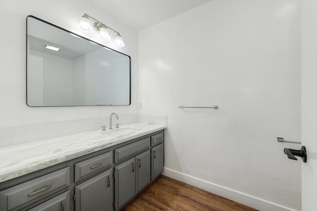 Building Photo - 23986 Oakmont Way