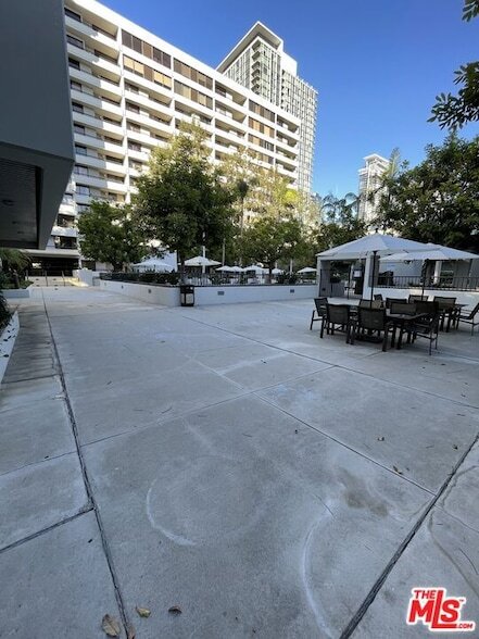 Building Photo - 600 W 9th St