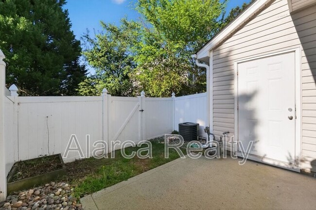 Building Photo - 2817 Summergrove Ct