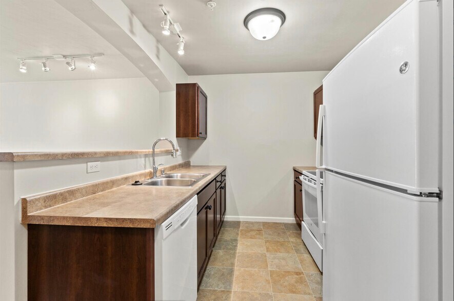 Building Photo - Broadway Commons